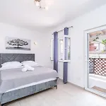 Studio Apartment Feather